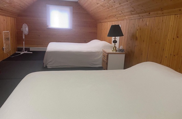 4 Season Cozy Rustic Loft Cabin along Last Mountain Lake. Pet friendly.