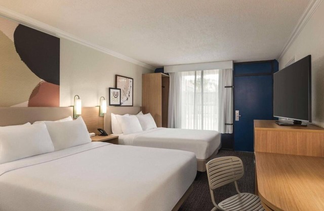 4 Charming Rooms w/ Free Breakfast & Pool – Close to Siesta Beach