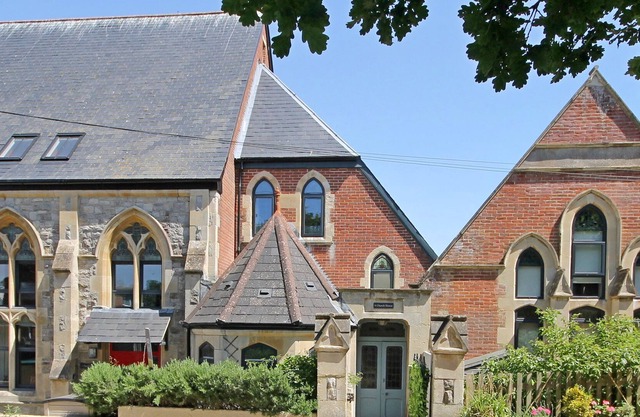 4 CHURCH HOUSE, family friendly, with a garden in Totland Bay