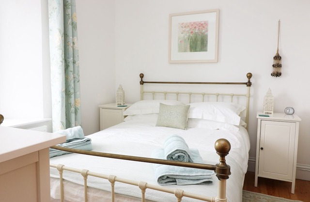 4 Coastguard Cottages, COVERACK