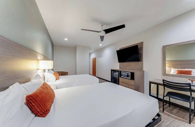 4 Convenient Rooms w/ Free Breakfast - Ideal for All Events & Major Attractions