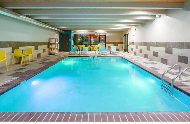 4 Convenient Units Near Spring River Zoo. Indoor Pool, FREE Breakfast!
