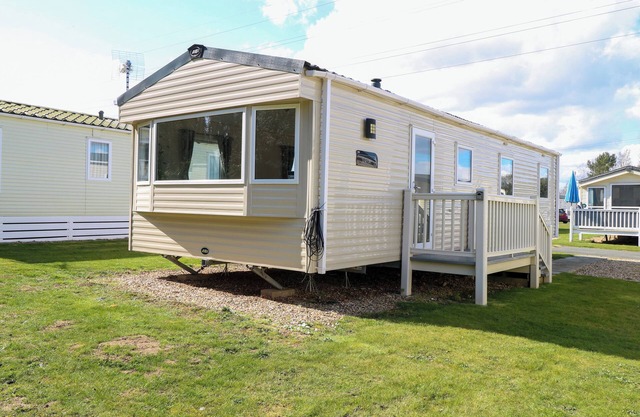 4 FOXBURROW HANG, pet friendly, with a garden in Belton, Norfolk
