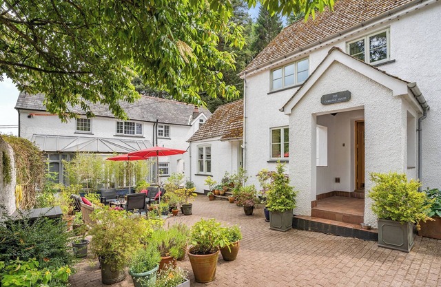 Brecon Beacons holiday house is located in Llanfoist, South Wales which sleeps eight guests.