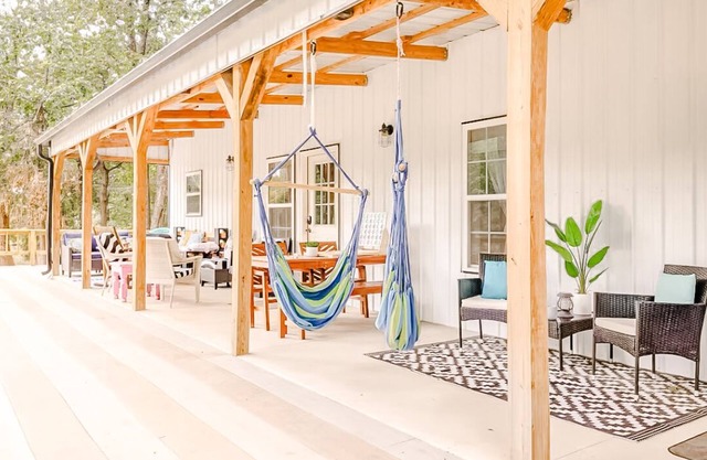 4+ Guest ~ 1BR & 1SH, Comfy Lake Gem: Hot Tub, Beach Access, Games, & more