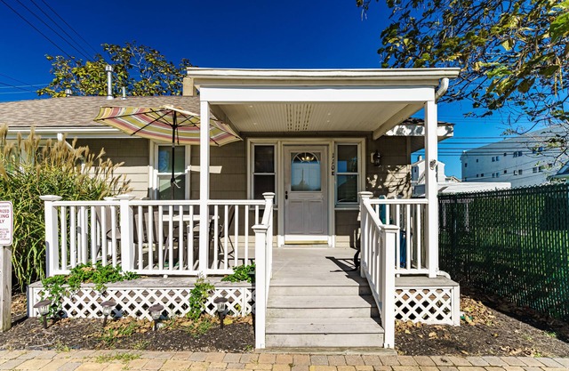 4 houses from the beach! Belmar Rear East Cottage