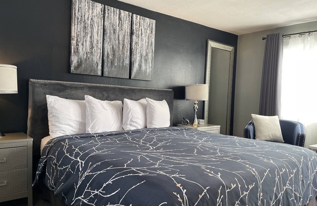 #4 King- Vine & Branches Inn -2 minute walk to Burlington Bay!