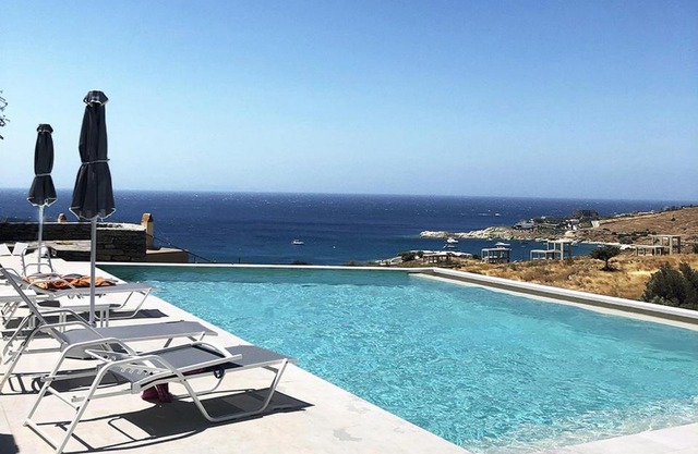 4 maisonettes with a swimming pool and a sea view, in the area of Koundouros