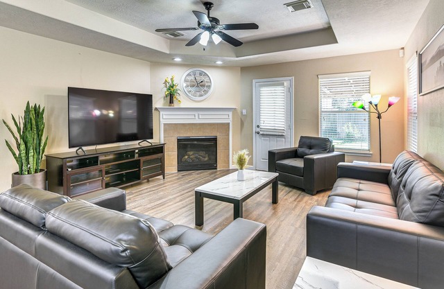 4 Mi to Airport: Home in Houston w/ Yard!