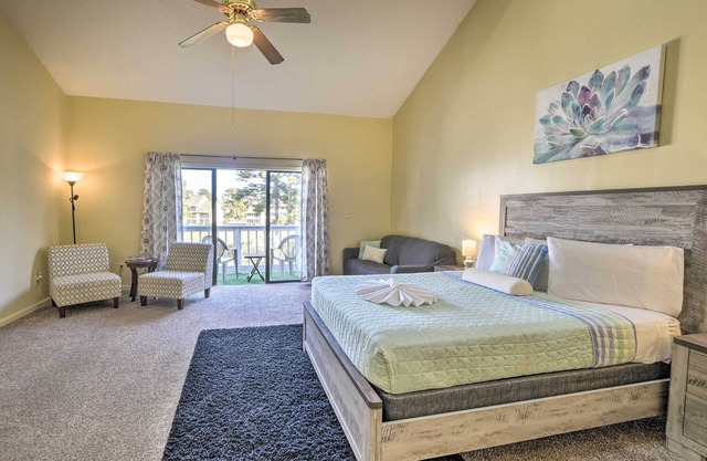 ¡NUEVO! Estudio con piscina - 4 millas a Cherry Grove Beach!