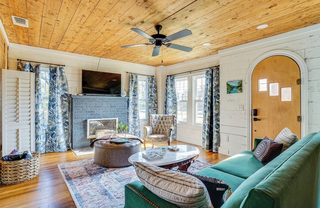 4 Mi to Dinosaur Valley: Rustic Glen Rose Cottage!