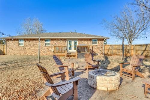 4 Mi to Dtwn Guthrie Family Home with Fire Pit!