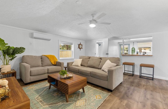 4 Mi to Dtwn: Jensen Beach Cottage