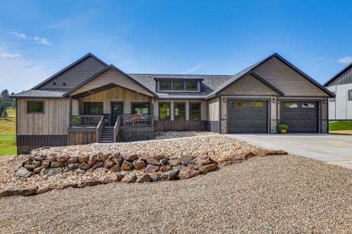 4 Mi to Dtwn Sturgis Cabin with Hot Tub and Game Room