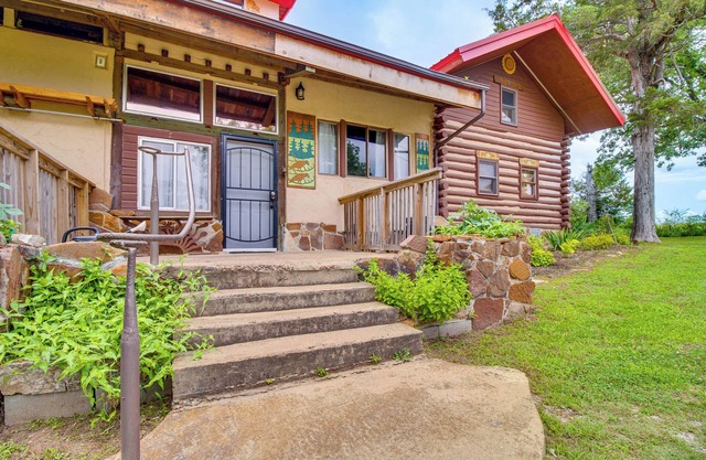 4 Mi to Historic District: Calico Rock Cabin!