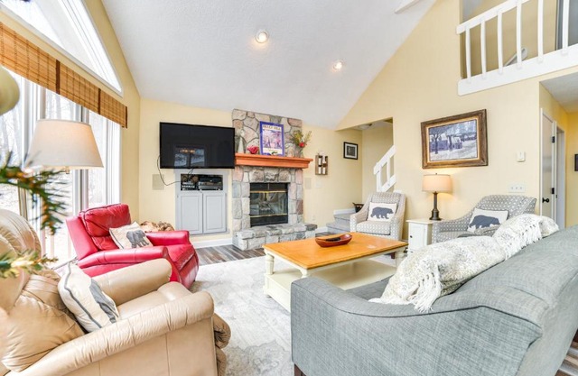 4 Mi to Lake Bellaire Home with Deck and Pool Access!