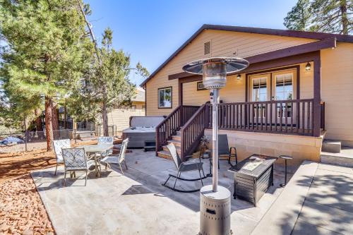 4 Mi to Lake Show Low Home with Hot Tub