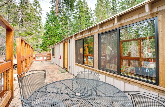 4 Mi to Lake Tahoe: Cozy Cabin w/ Deck!