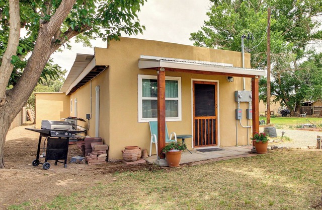 4 Mi to Rio Grande: Bosque Farms Home w/ Patio!