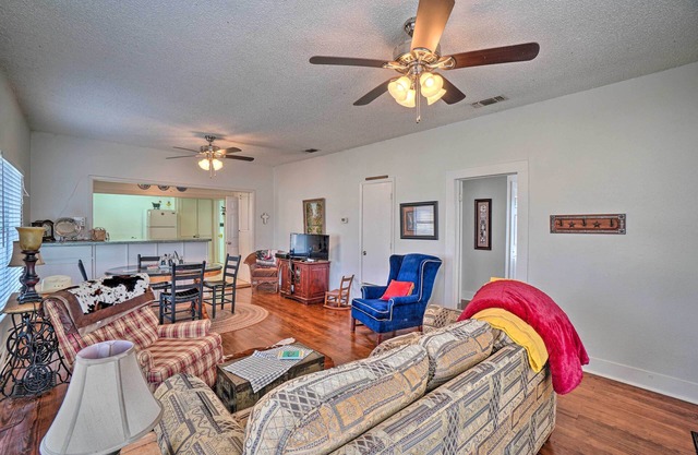 4 Miles to Lake Jacksboro: Cozy Texas Cottage