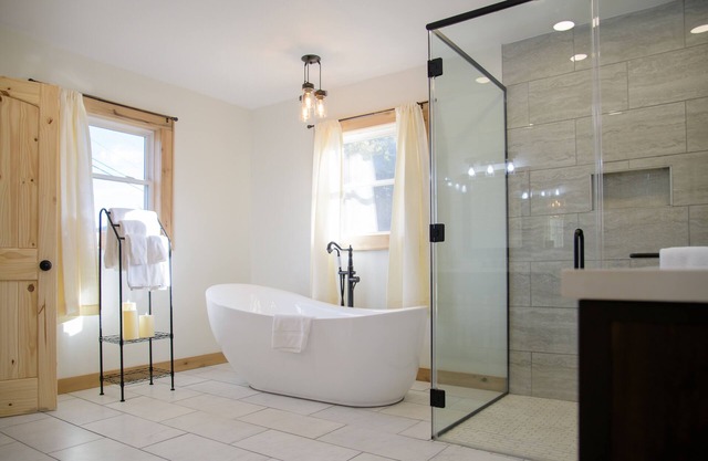 4 min 2 Casino, Romantic Getaway, Soaking Tub, 2 King Beds, Near Polar Express