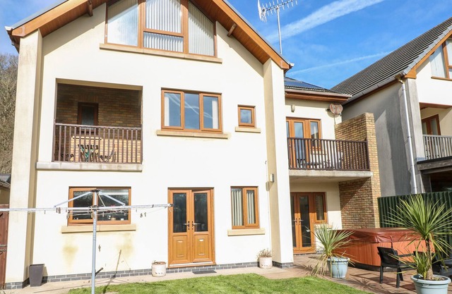 4 OAKLANDS CLOSE, with a garden in Burry Port
