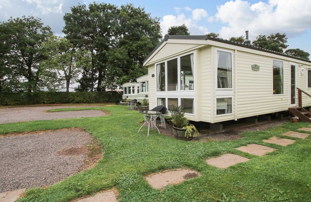 4 OLD ORCHARD, pet friendly, with a garden in Much Wenlock