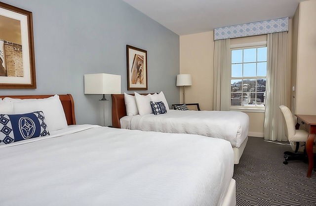 4 Peaceful Accommodation w/ Indoor Pool | Right in the Heart of the City