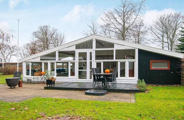 Moderna casa en Hovedstaden con un gran jardín