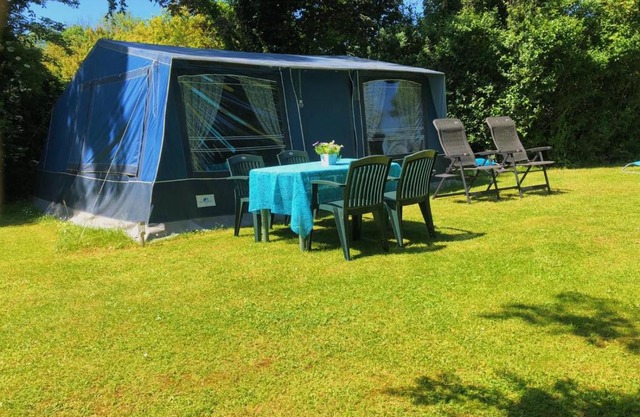 4 persoons ingerichte tent op kleine camping