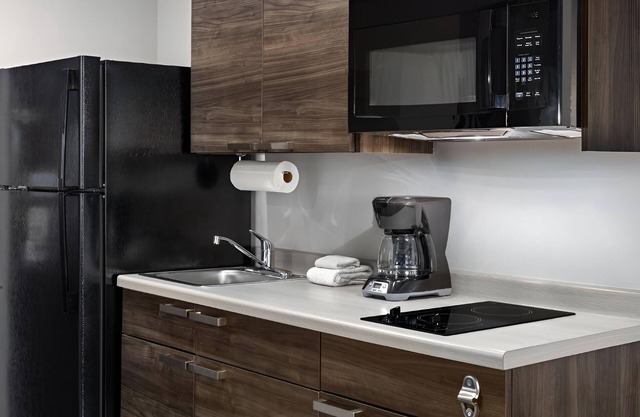 4 Pet-Friendly Rooms with Kitchen and Outdoor Grill Close to Restaurants & Parks