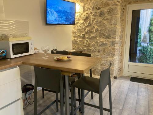 4* Posta/Butiga couples only apartments