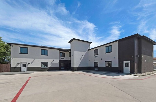 4 Rooms w/ Free Breakfast Ideal for Travelers on I-10 & 1-35 - Easy Access