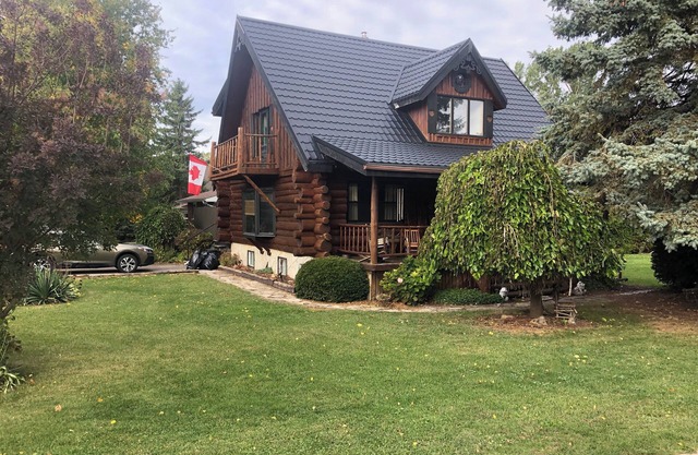 4 Season/4 bedroom Log Home in Southampton. Walking distance to downtown/beach