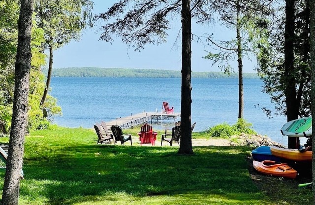 4 season Waterfront Chalet on Balsam Lake - 2hr from GTA - family-friendly spot