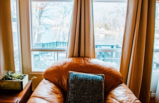 4 season Waterfront Cottage 2 bedroom, with pull out sofa and Bunkie .
