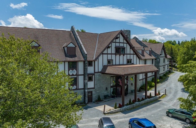 4 Seasons Beech 1BR Condo