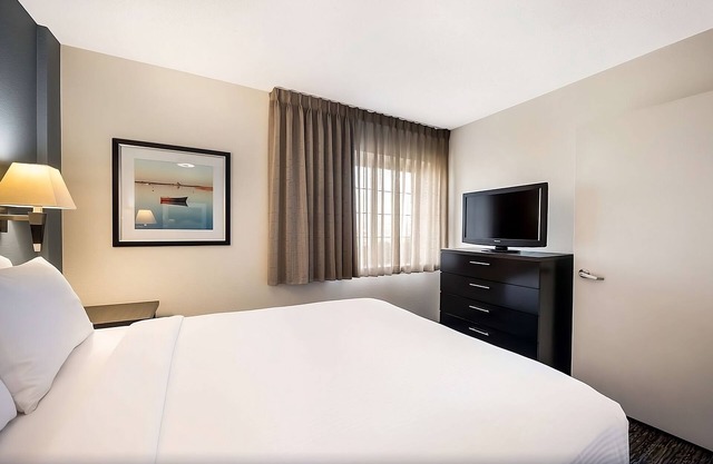 4 Spacious Rooms with Breakfast & Parking Near John Glenn Columbus Airport!