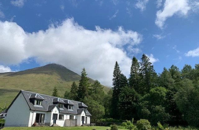 Cabaña escocesa de 4 estrellas, 4 dormitorios y 3 baños con impresionantes vistas al lago y a la montaña