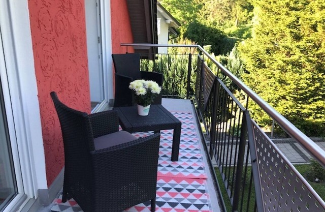 Apartamento de 4 estrellas (100 m2) con balcón, logia y jardín.