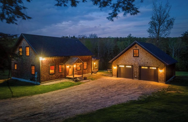 40 acre Charming 3-bedroom house with WiFi and AC in wonderful Sandwich, NH