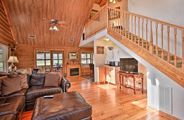 ¡NUEVO! Sebring 'Ranchero Log Cabin' en 40-Acre Farm!