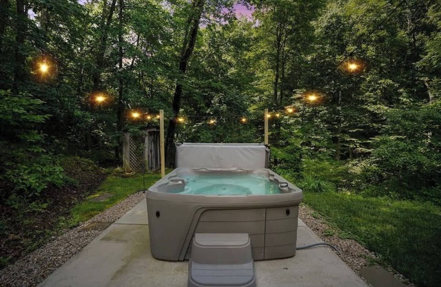 40 Acres, PrivateTrails, Hot Tub, 100+ 5* Reviews!