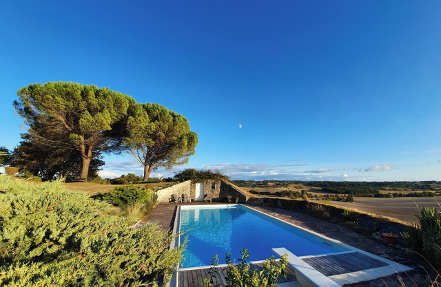 40 minutes from the beach, house with swimming pool, garden and panoramic view for rent