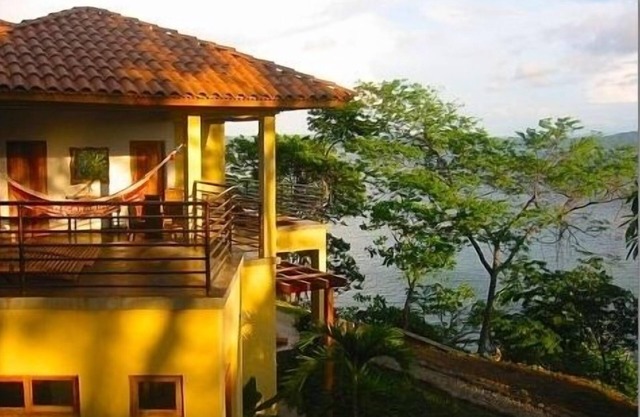 Villa de lujo de 4000 pies cuadrados frente a la playa con piscina infinita