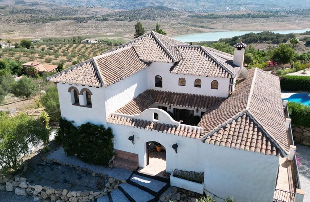 Rústica Cortijo español con unas impresionantes Vistas del lago y Montaña
