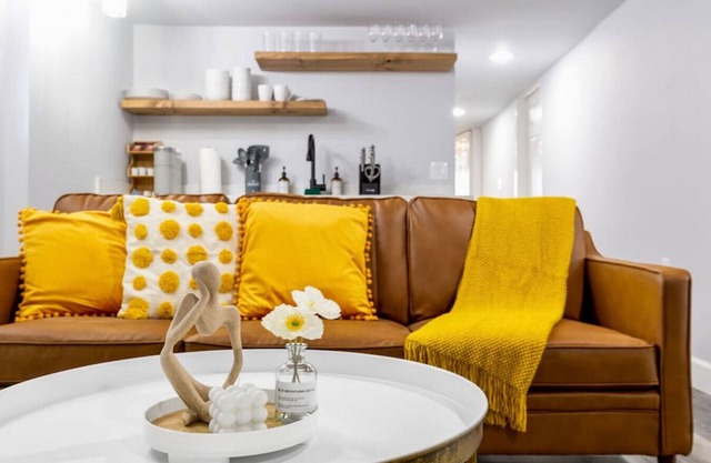 4016 Lower B · 2b1b Modern Unit Central/3 mins to Gas Works Park