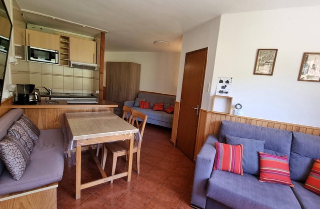 apartamento para 5 personas, 41m2, con 1 balcon con vista a las montaña y a 10 mts de las
