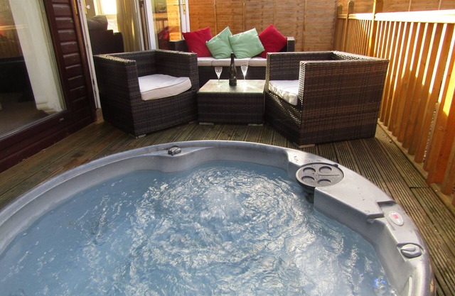 Alojamiento de lujo de 40 pies x 20 pies cerca de Scarborough; 3 camas, capacidad para 6 personas, bañera de hidromasaje