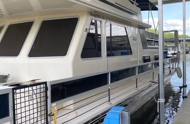 41 Foot Boat on Tennessee River, 15 minutes from Chattanooga